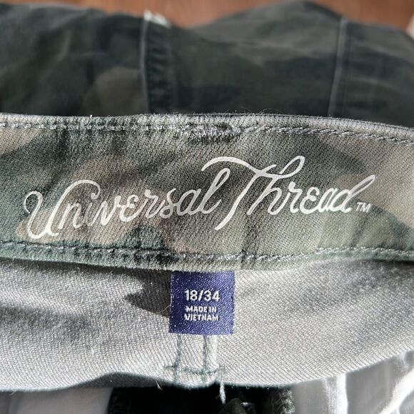 Universal Thread High Rise Crop Camo Jean 18/34 - Picture 2 of 6